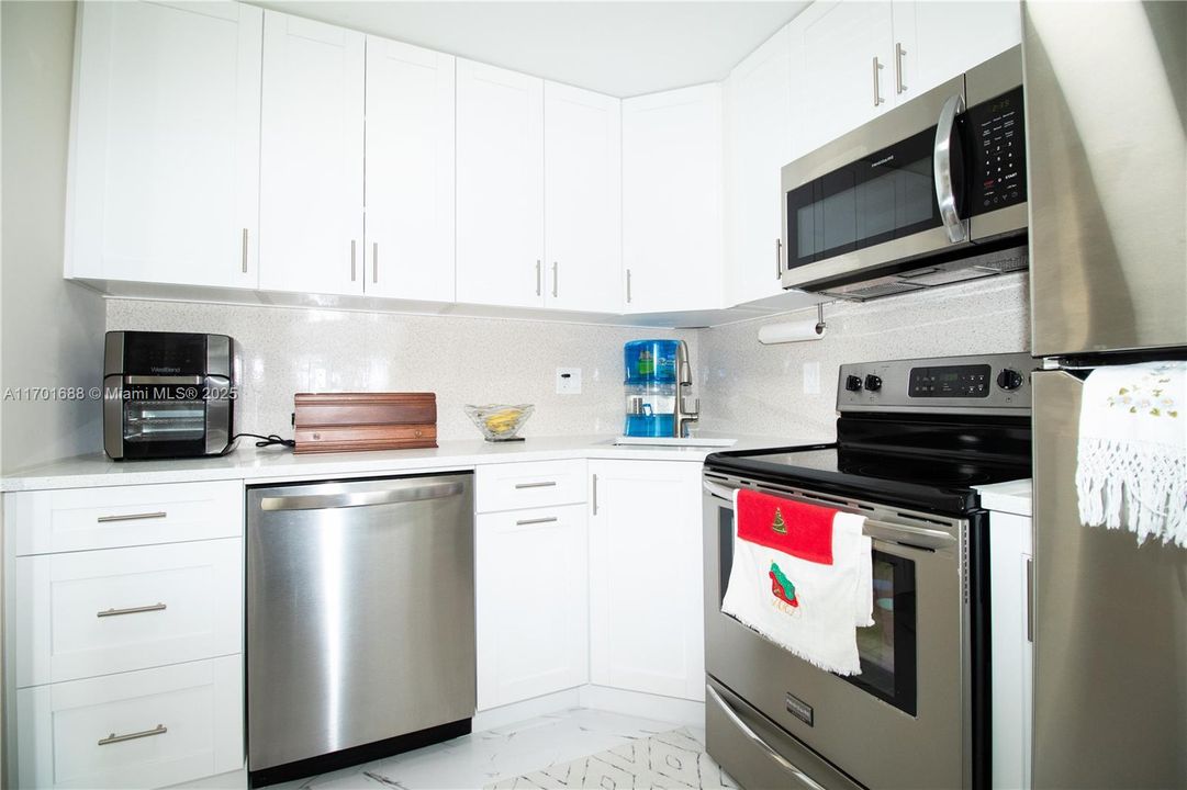 For Sale: $165,000 (1 beds, 1 baths, 724 Square Feet)