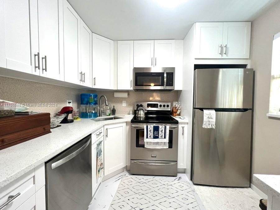 For Sale: $165,000 (1 beds, 1 baths, 724 Square Feet)