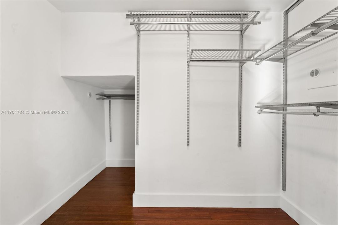 For Sale: $485,000 (1 beds, 1 baths, 826 Square Feet)