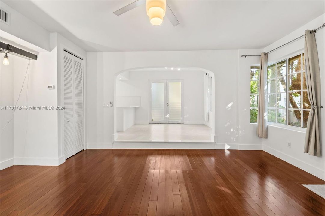 For Sale: $485,000 (1 beds, 1 baths, 826 Square Feet)