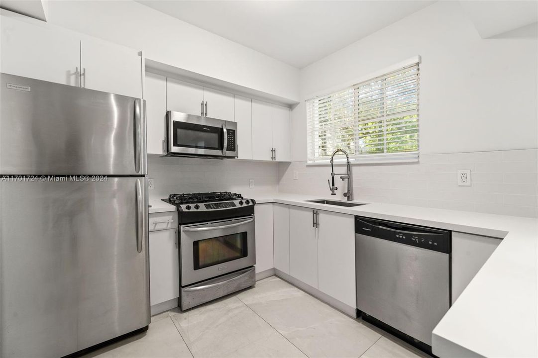 For Sale: $485,000 (1 beds, 1 baths, 826 Square Feet)