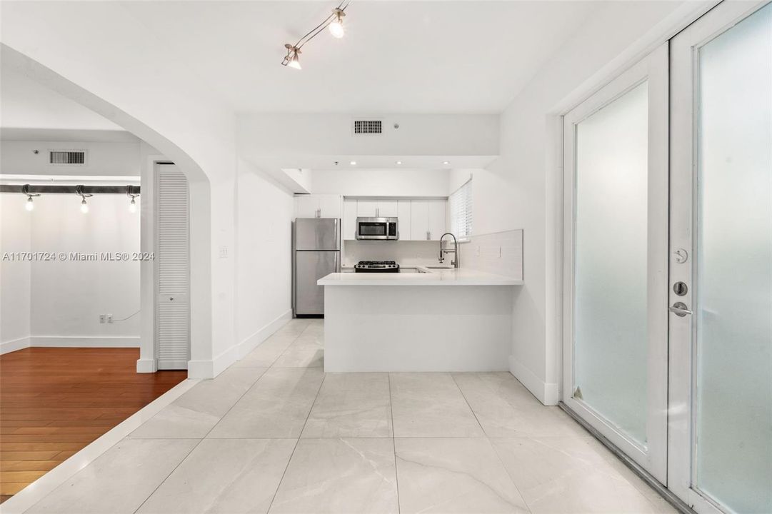 For Sale: $485,000 (1 beds, 1 baths, 826 Square Feet)