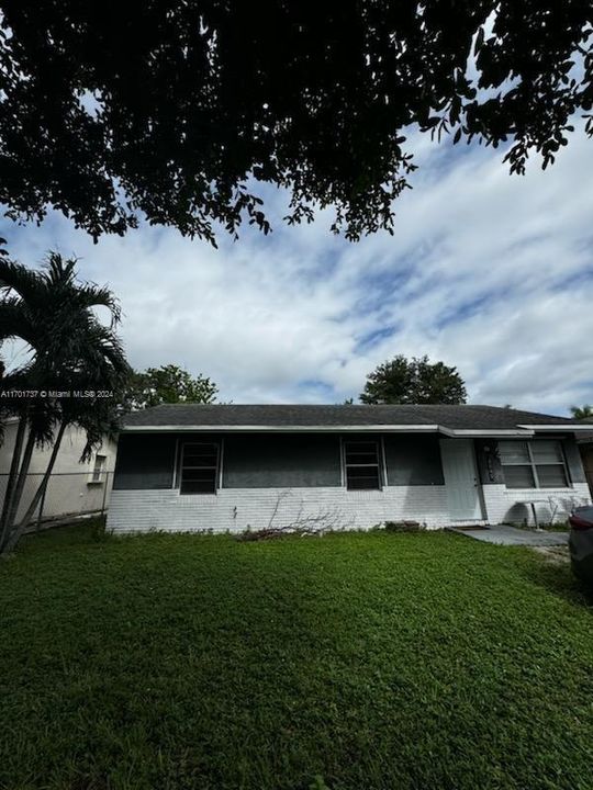 For Sale: $379,500 (3 beds, 2 baths, 1140 Square Feet)