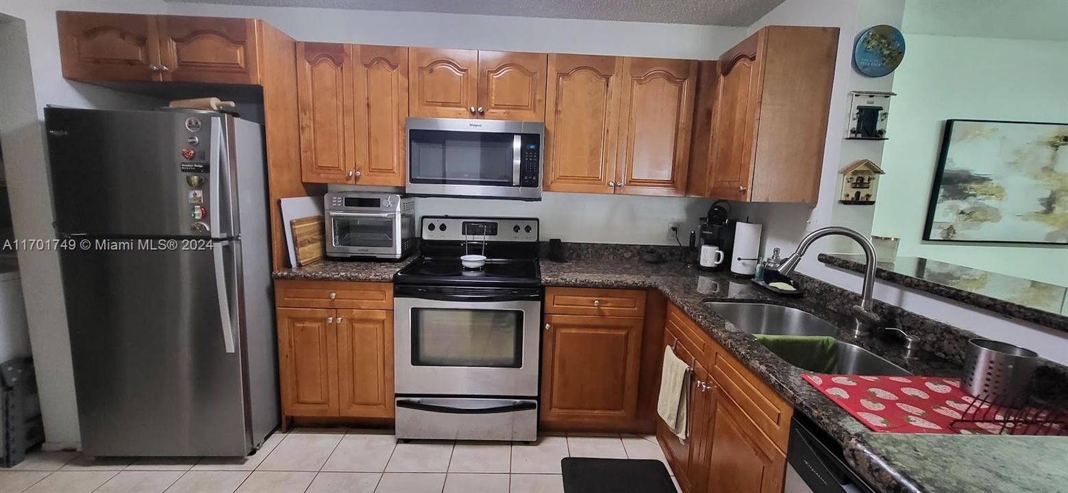 For Rent: $2,500 (3 beds, 2 baths, 1305 Square Feet)