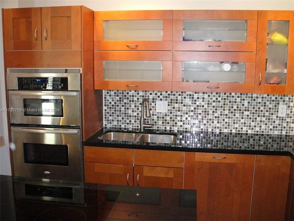 For Rent: $2,350 (1 beds, 1 baths, 947 Square Feet)