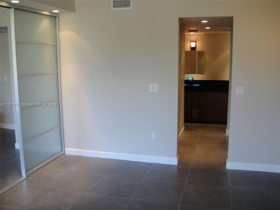 For Rent: $2,350 (1 beds, 1 baths, 947 Square Feet)