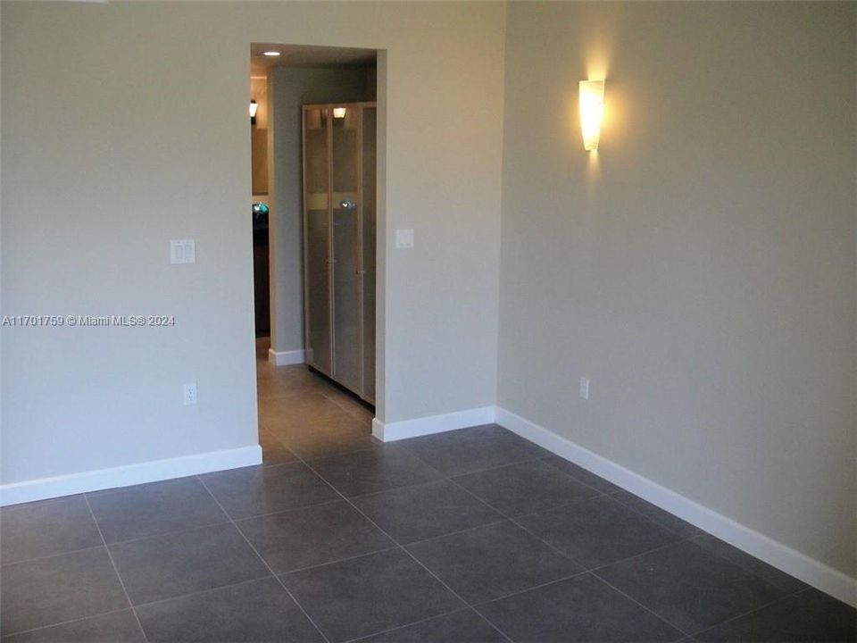 For Rent: $2,350 (1 beds, 1 baths, 947 Square Feet)