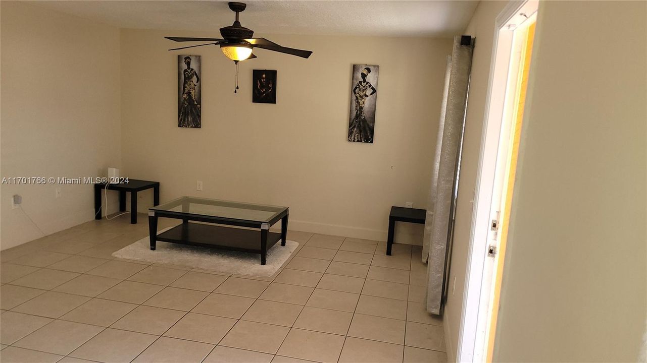 For Rent: $1,900 (3 beds, 2 baths, 1040 Square Feet)