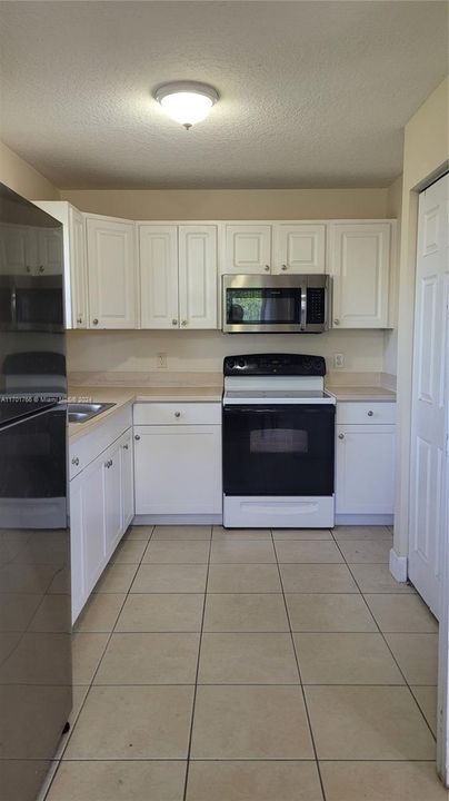 For Rent: $1,900 (3 beds, 2 baths, 1040 Square Feet)