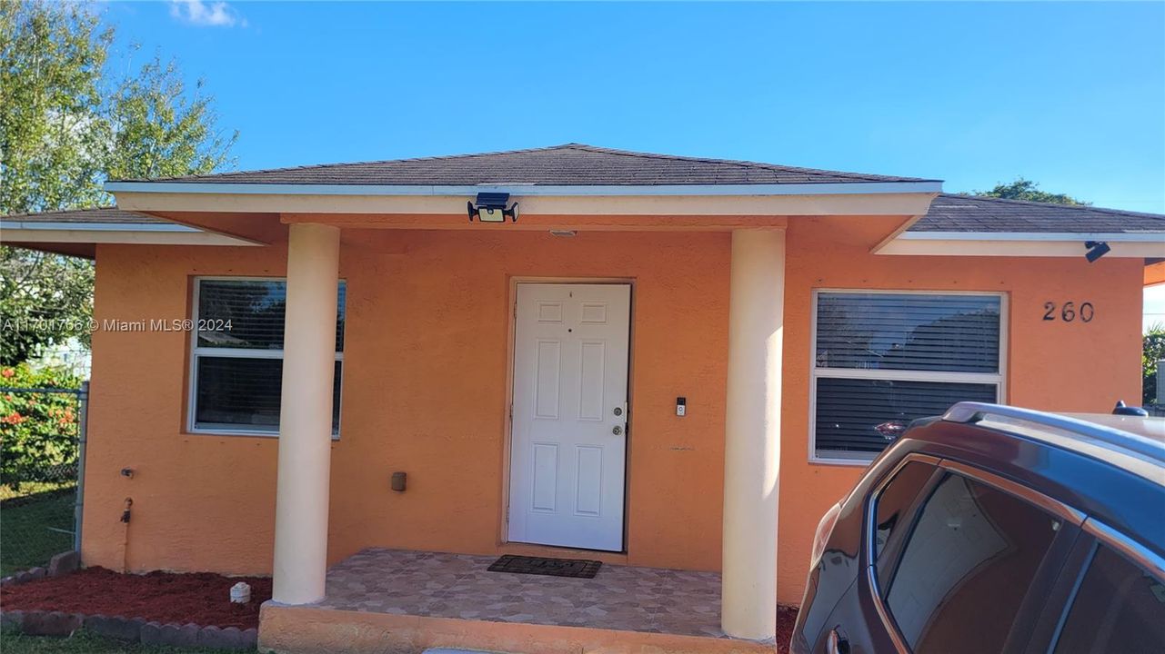 For Rent: $1,900 (3 beds, 2 baths, 1040 Square Feet)