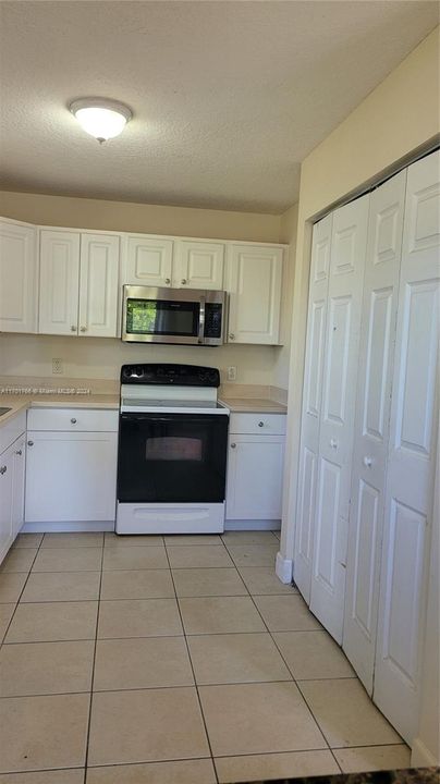 For Rent: $1,900 (3 beds, 2 baths, 1040 Square Feet)