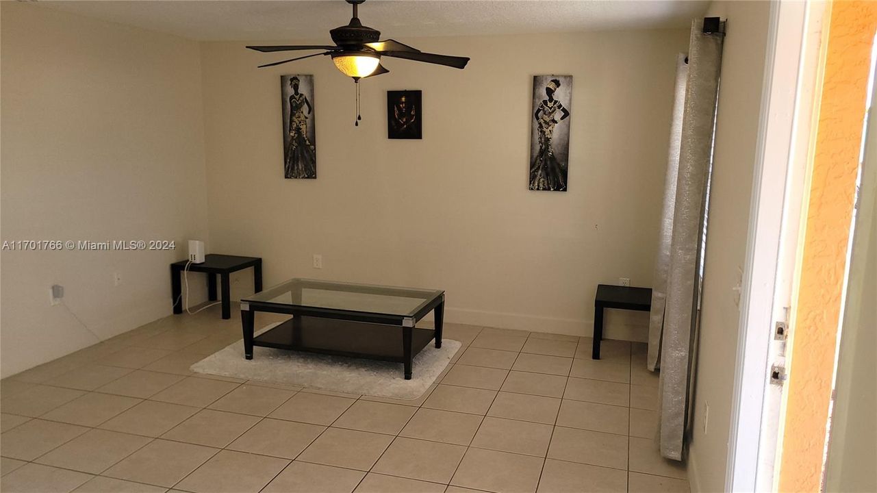 For Rent: $1,900 (3 beds, 2 baths, 1040 Square Feet)