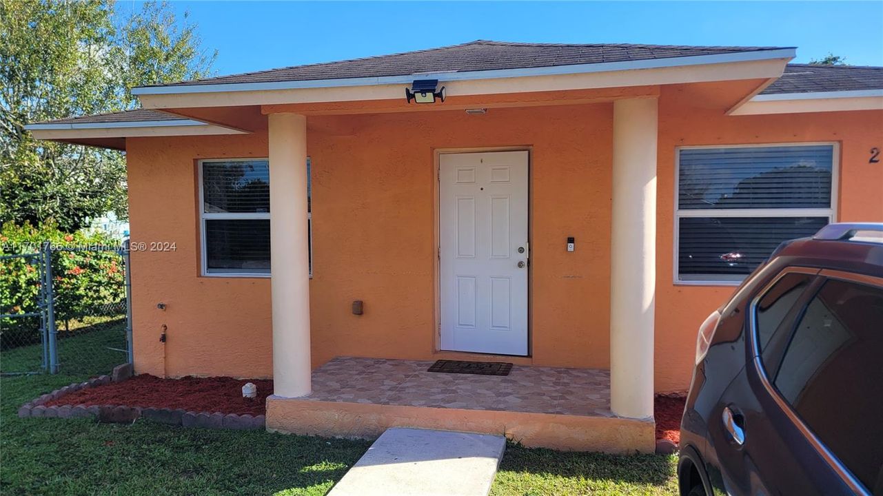 For Rent: $1,900 (3 beds, 2 baths, 1040 Square Feet)