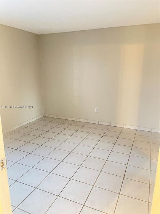 Active With Contract: $2,050 (2 beds, 2 baths, 954 Square Feet)