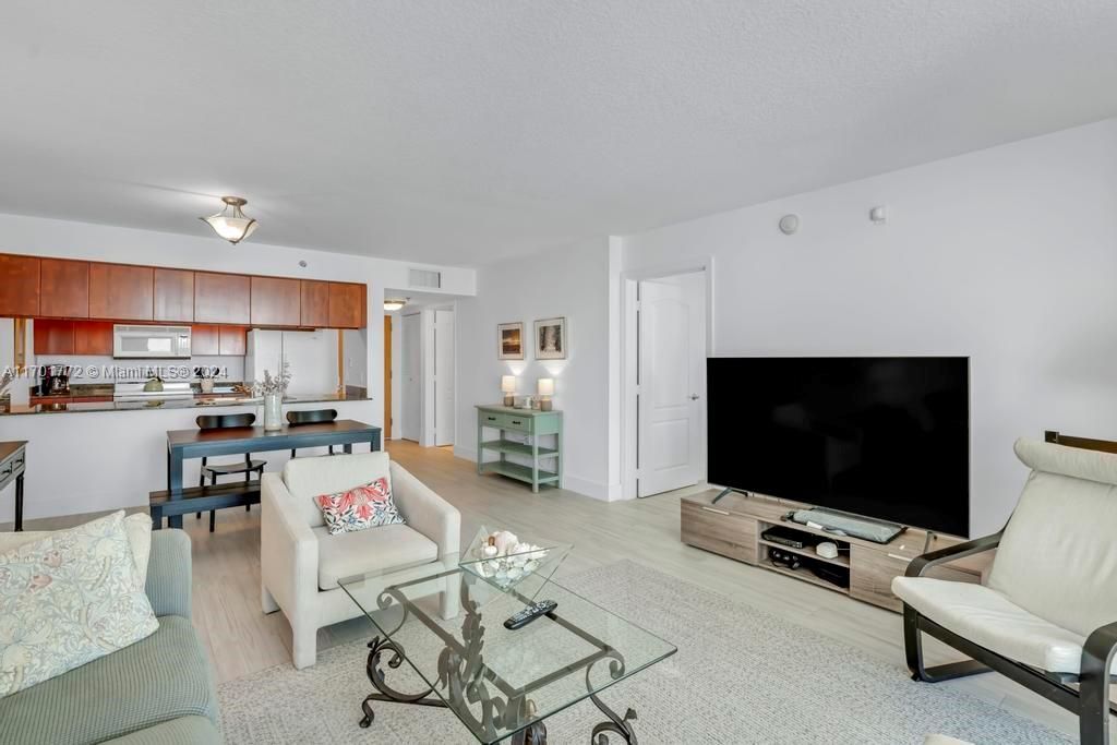 For Sale: $507,000 (1 beds, 1 baths, 836 Square Feet)