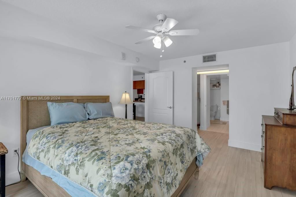 For Sale: $507,000 (1 beds, 1 baths, 836 Square Feet)