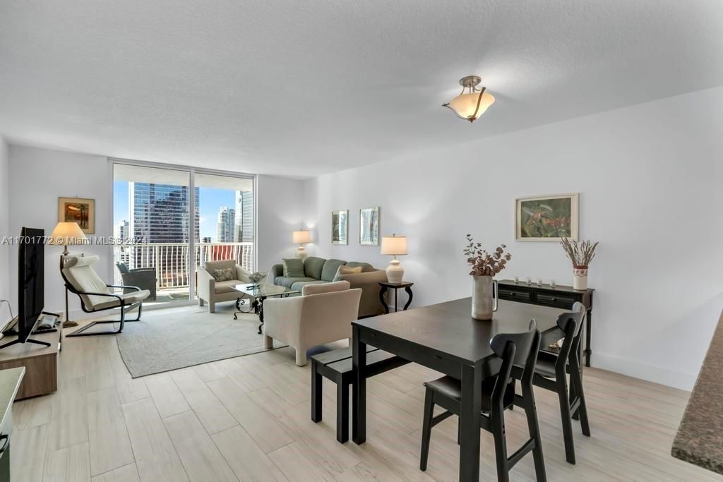 For Sale: $507,000 (1 beds, 1 baths, 836 Square Feet)