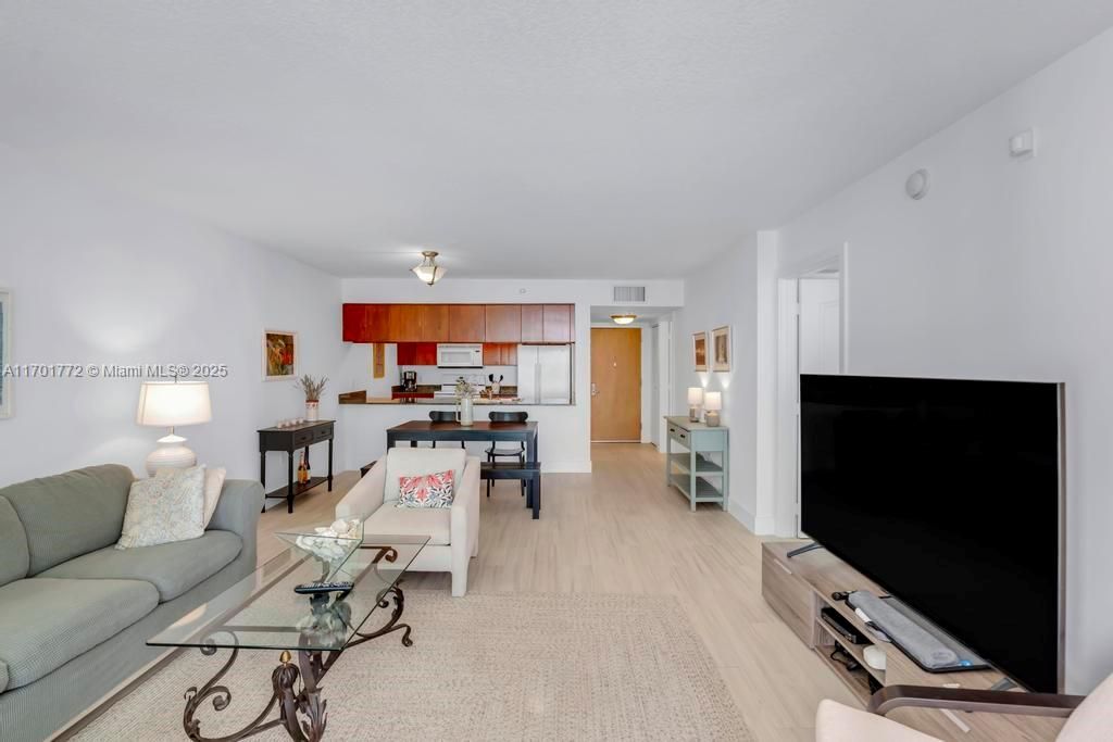 For Sale: $507,000 (1 beds, 1 baths, 836 Square Feet)