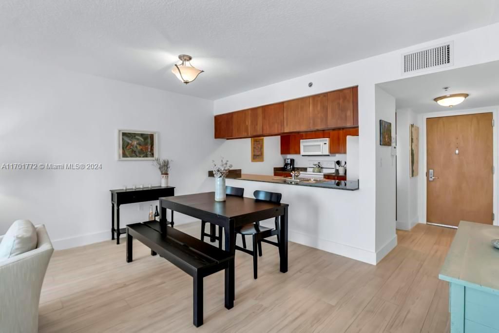 For Sale: $507,000 (1 beds, 1 baths, 836 Square Feet)