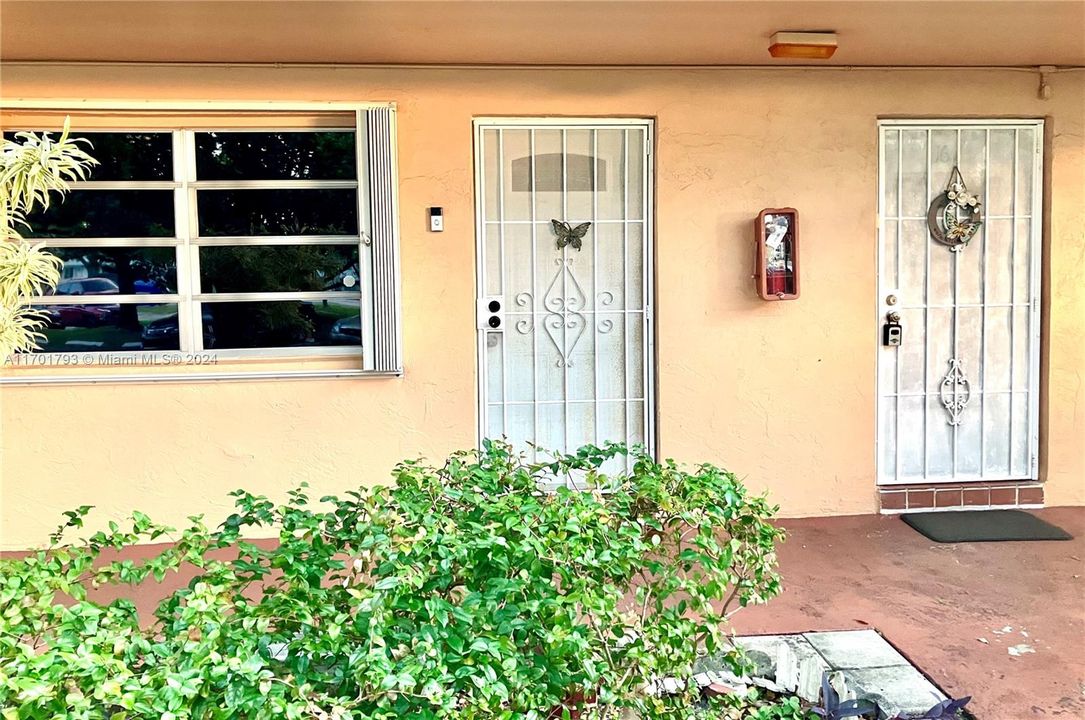 For Sale: $185,000 (2 beds, 2 baths, 957 Square Feet)