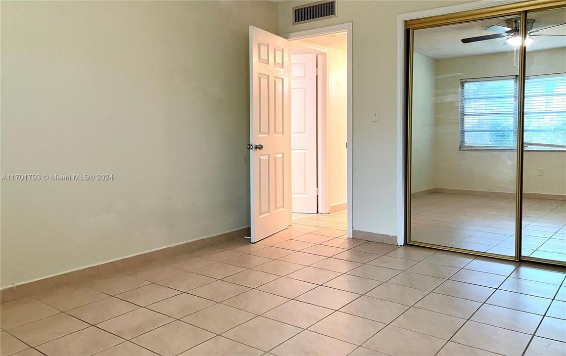 For Sale: $185,000 (2 beds, 2 baths, 957 Square Feet)