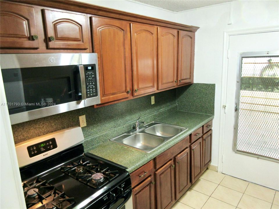 For Sale: $185,000 (2 beds, 2 baths, 957 Square Feet)