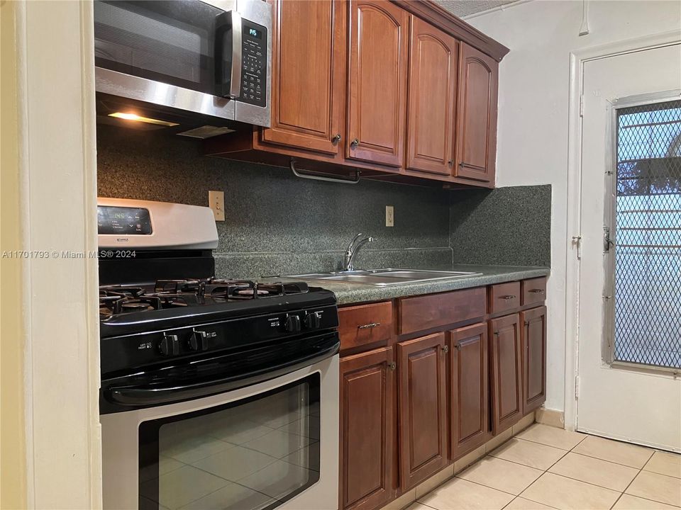 For Sale: $185,000 (2 beds, 2 baths, 957 Square Feet)