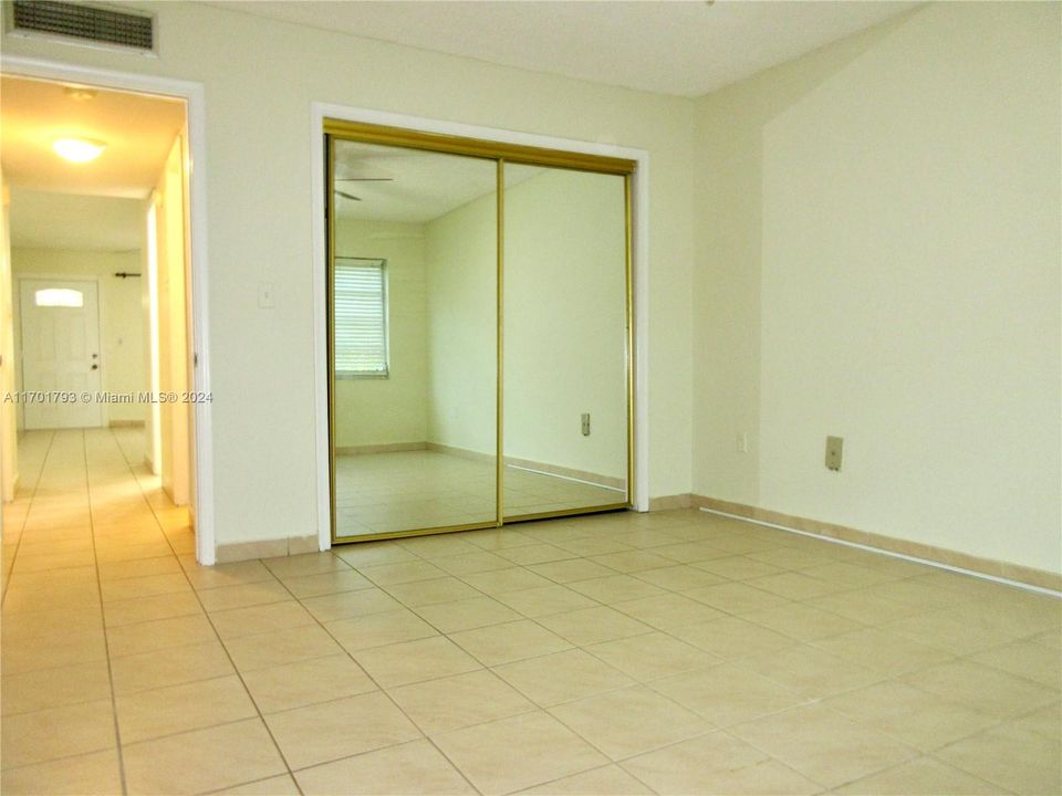 For Sale: $185,000 (2 beds, 2 baths, 957 Square Feet)