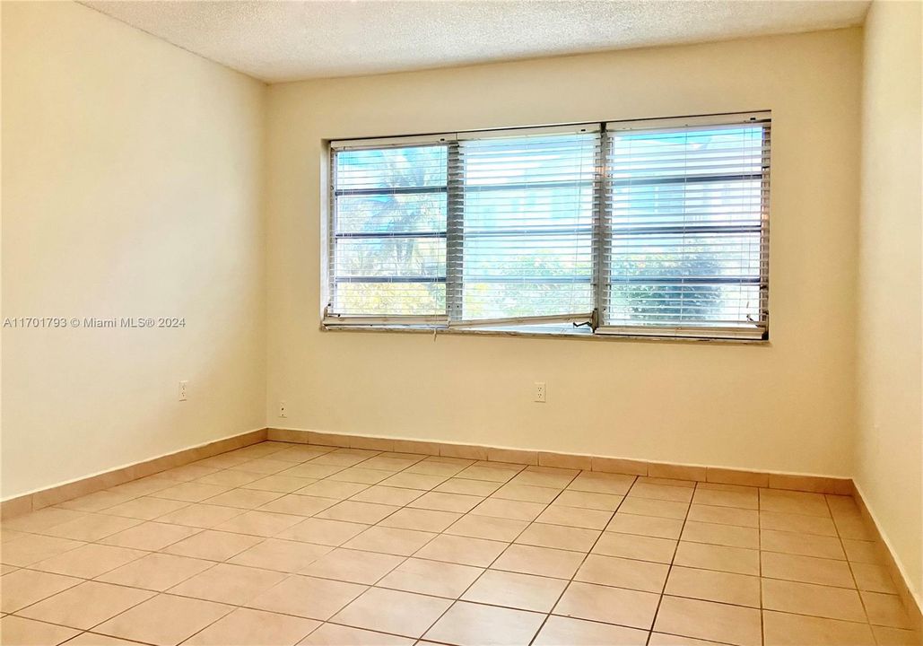 For Sale: $185,000 (2 beds, 2 baths, 957 Square Feet)