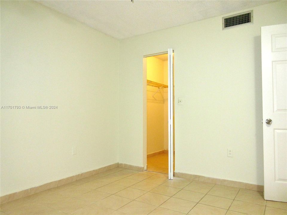 For Sale: $185,000 (2 beds, 2 baths, 957 Square Feet)