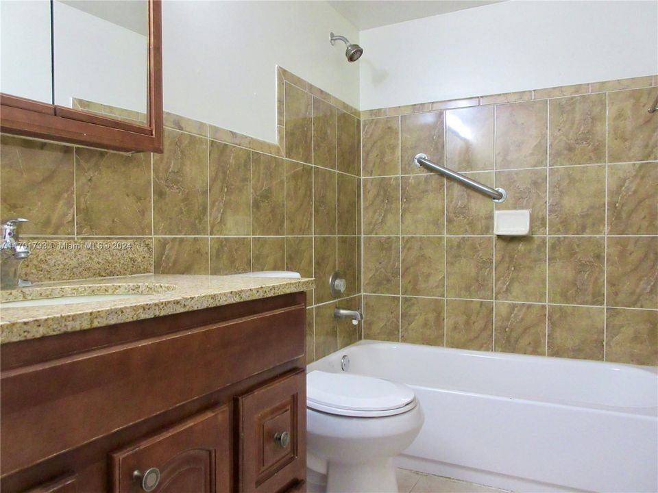 For Sale: $185,000 (2 beds, 2 baths, 957 Square Feet)