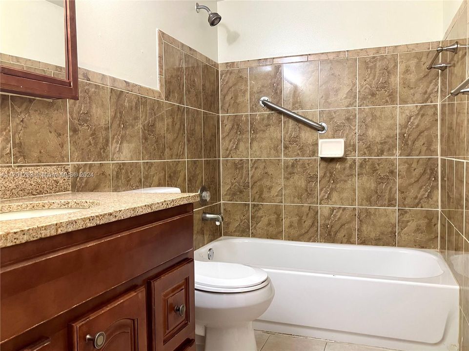 For Sale: $185,000 (2 beds, 2 baths, 957 Square Feet)