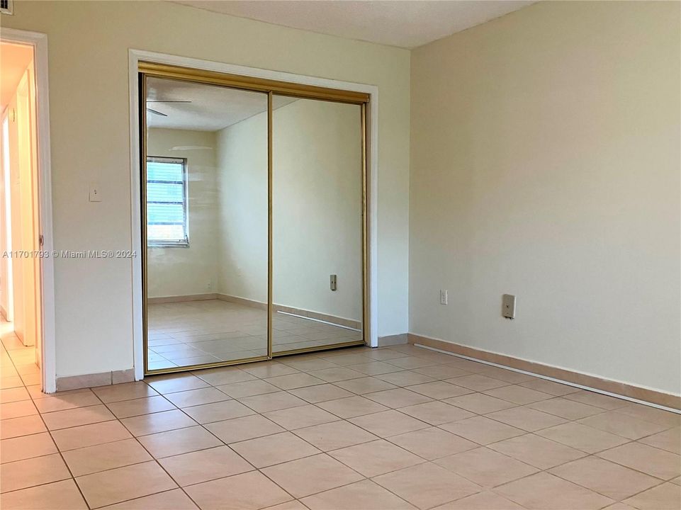 For Sale: $185,000 (2 beds, 2 baths, 957 Square Feet)