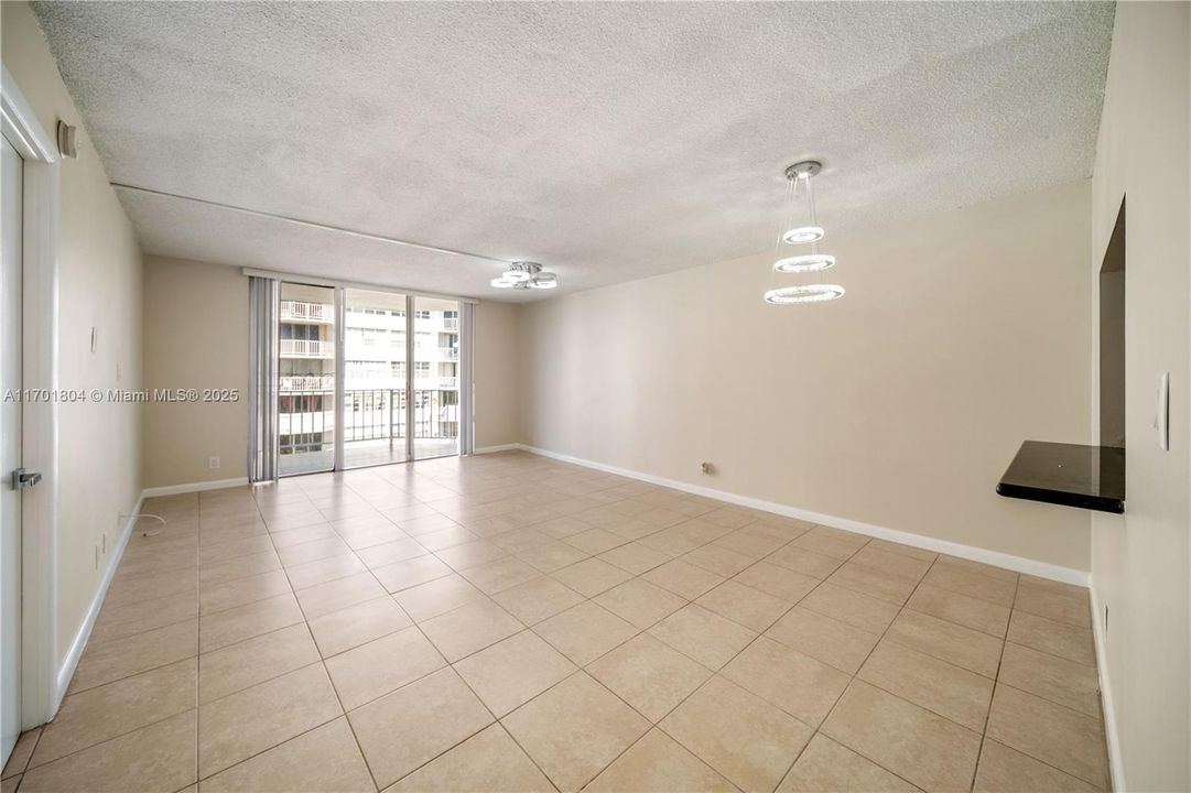 For Rent: $1,950 (1 beds, 1 baths, 780 Square Feet)