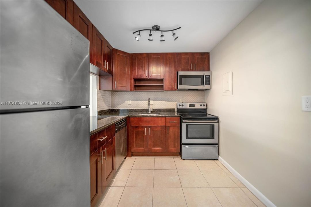 For Rent: $1,950 (1 beds, 1 baths, 780 Square Feet)