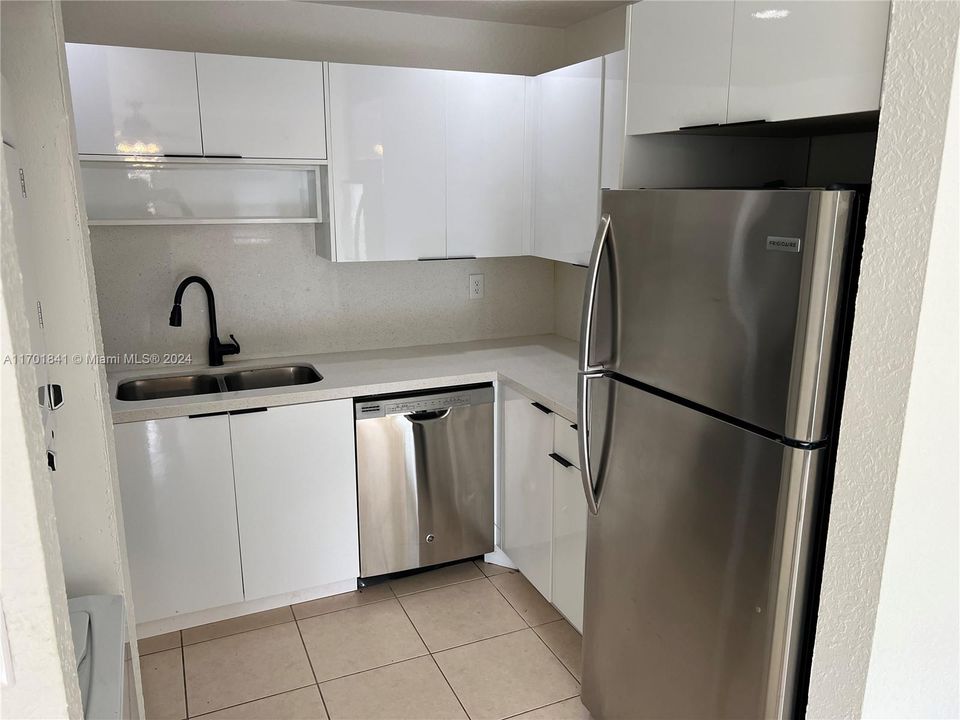 For Rent: $1,900 (2 beds, 2 baths, 800 Square Feet)