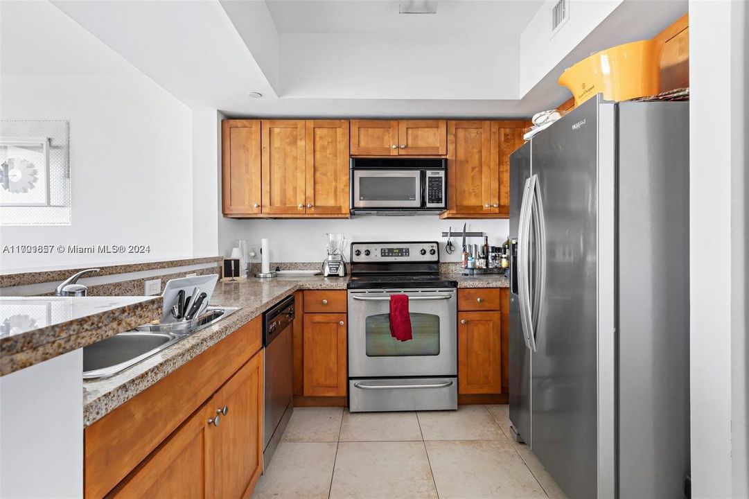 For Sale: $550,000 (2 beds, 2 baths, 846 Square Feet)