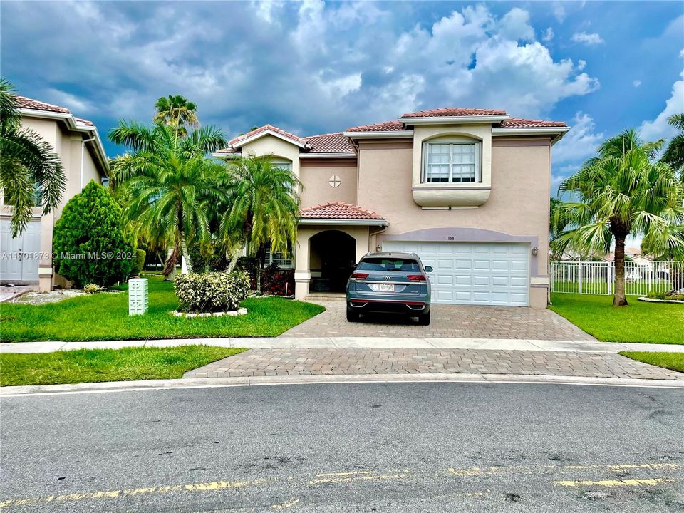 For Sale: $890,000 (4 beds, 2 baths, 2562 Square Feet)