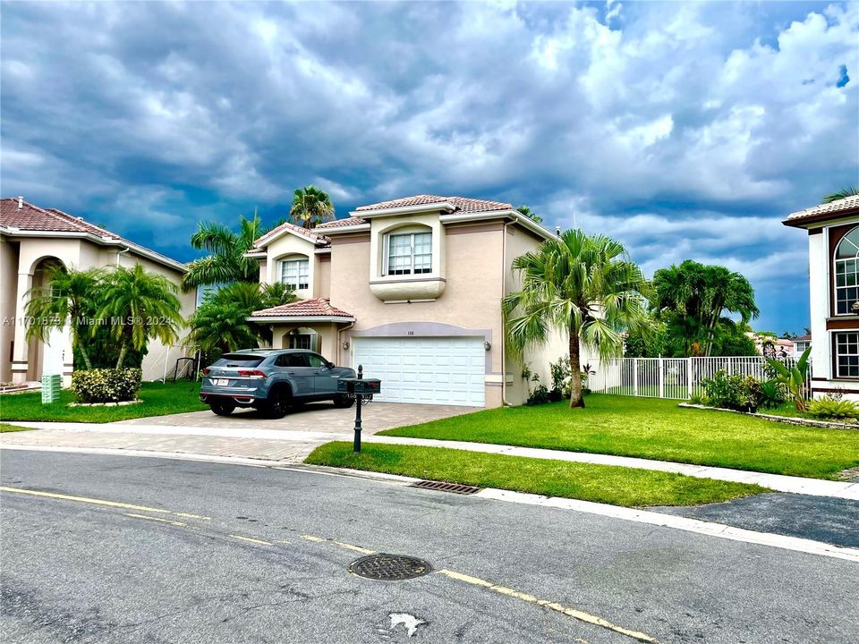 For Sale: $890,000 (4 beds, 2 baths, 2562 Square Feet)