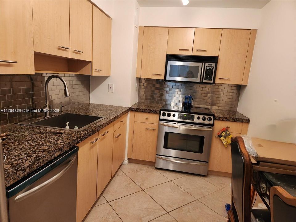 For Sale: $559,000 (1 beds, 1 baths, 860 Square Feet)