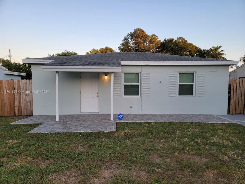 Active With Contract: $2,200 (3 beds, 1 baths, 1224 Square Feet)