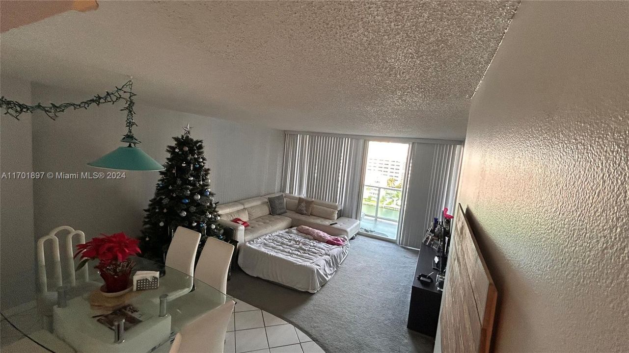 For Sale: $368,400 (1 beds, 1 baths, 991 Square Feet)