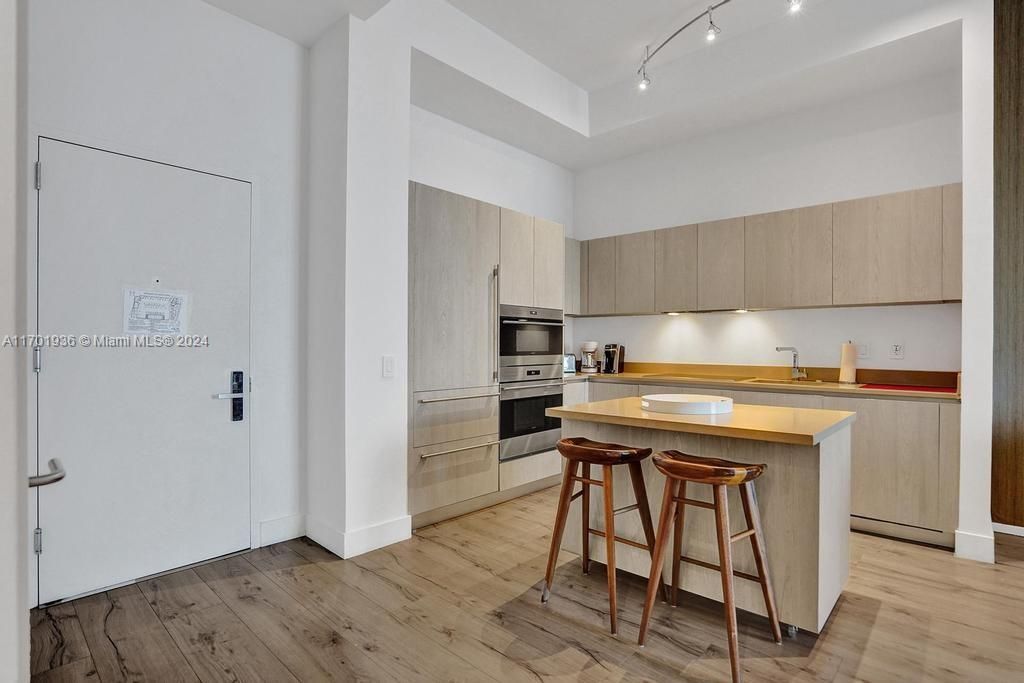 For Sale: $595,000 (1 beds, 1 baths, 759 Square Feet)