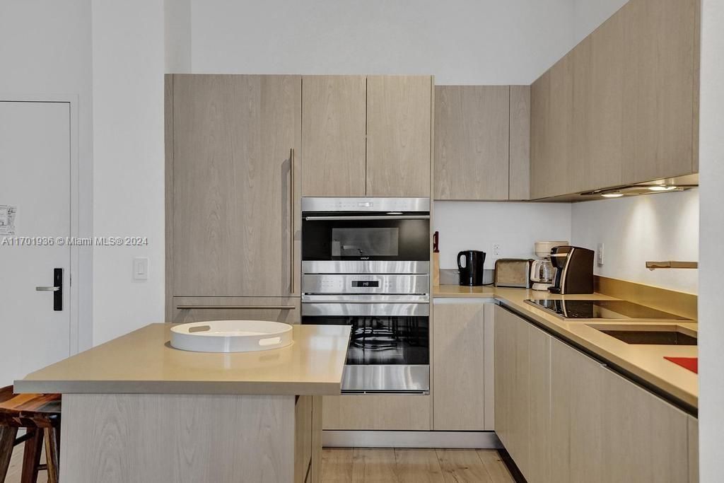 For Sale: $595,000 (1 beds, 1 baths, 759 Square Feet)