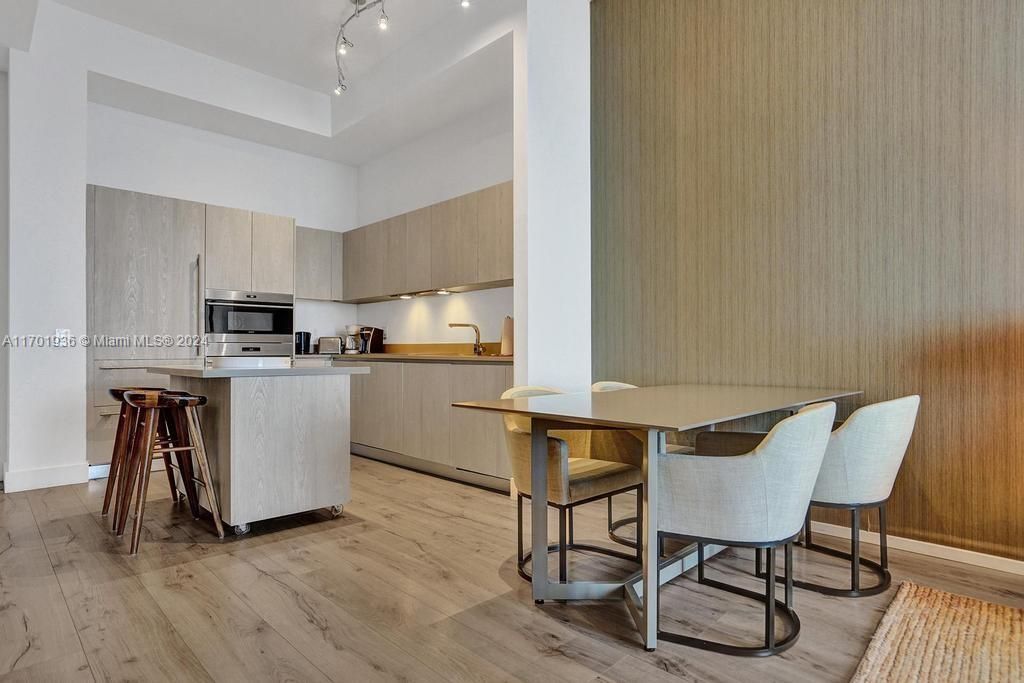 For Sale: $595,000 (1 beds, 1 baths, 759 Square Feet)