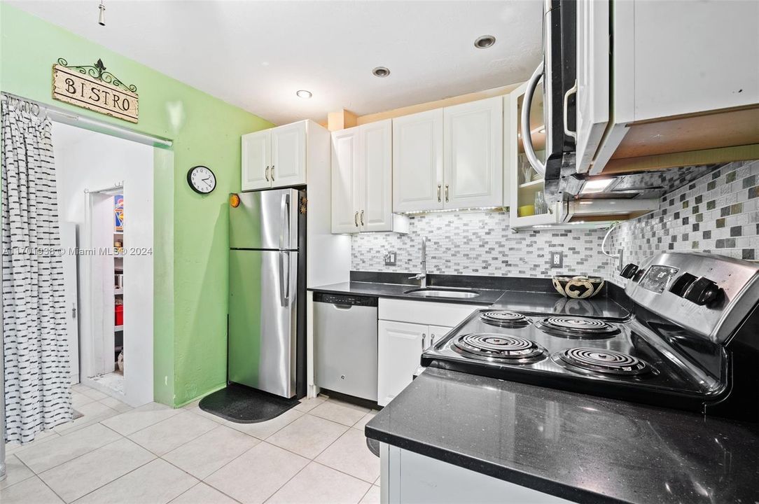 For Sale: $399,000 (2 beds, 1 baths, 1104 Square Feet)