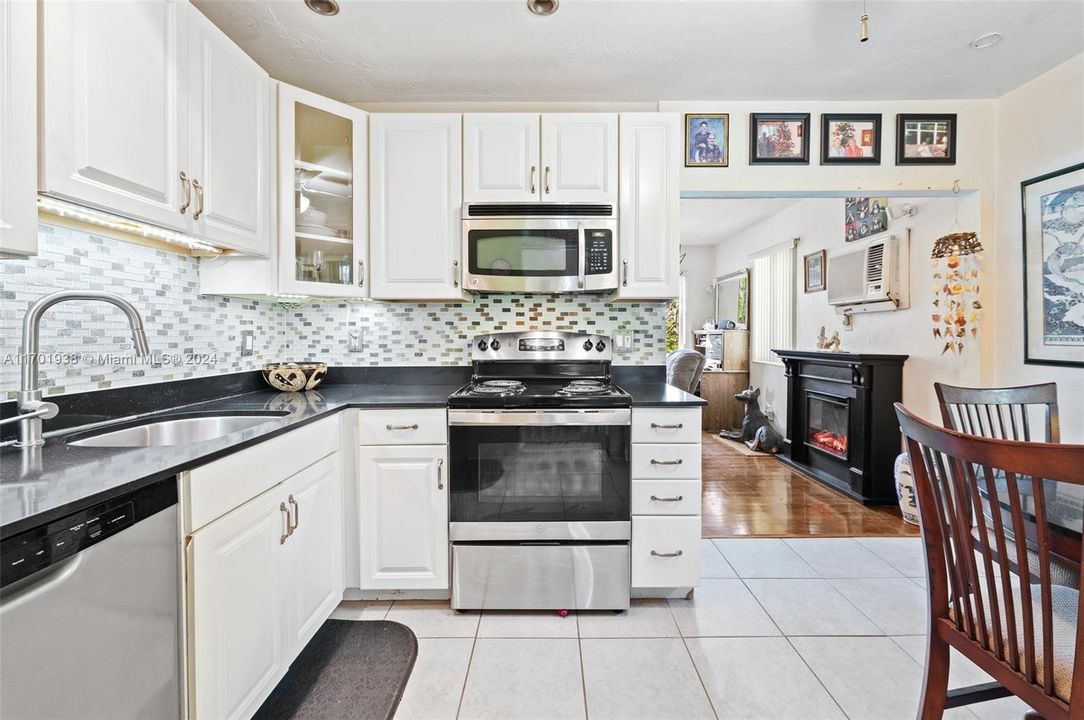 For Sale: $399,000 (2 beds, 1 baths, 1104 Square Feet)