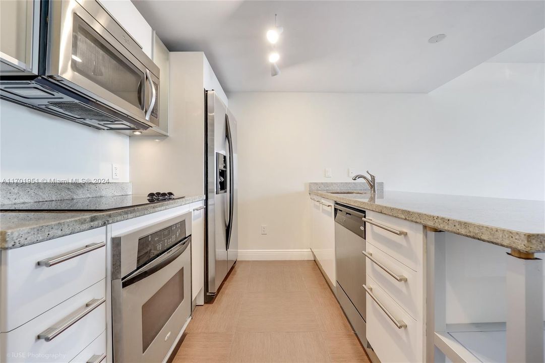 For Sale: $395,500 (1 beds, 1 baths, 789 Square Feet)