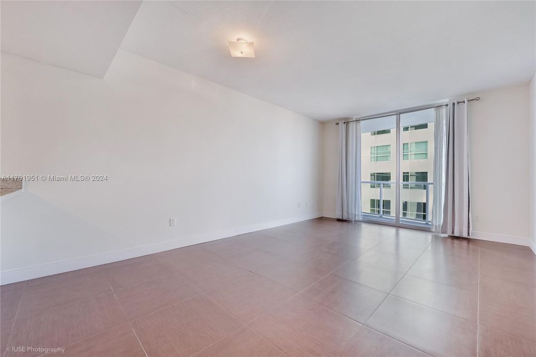 For Sale: $395,500 (1 beds, 1 baths, 789 Square Feet)