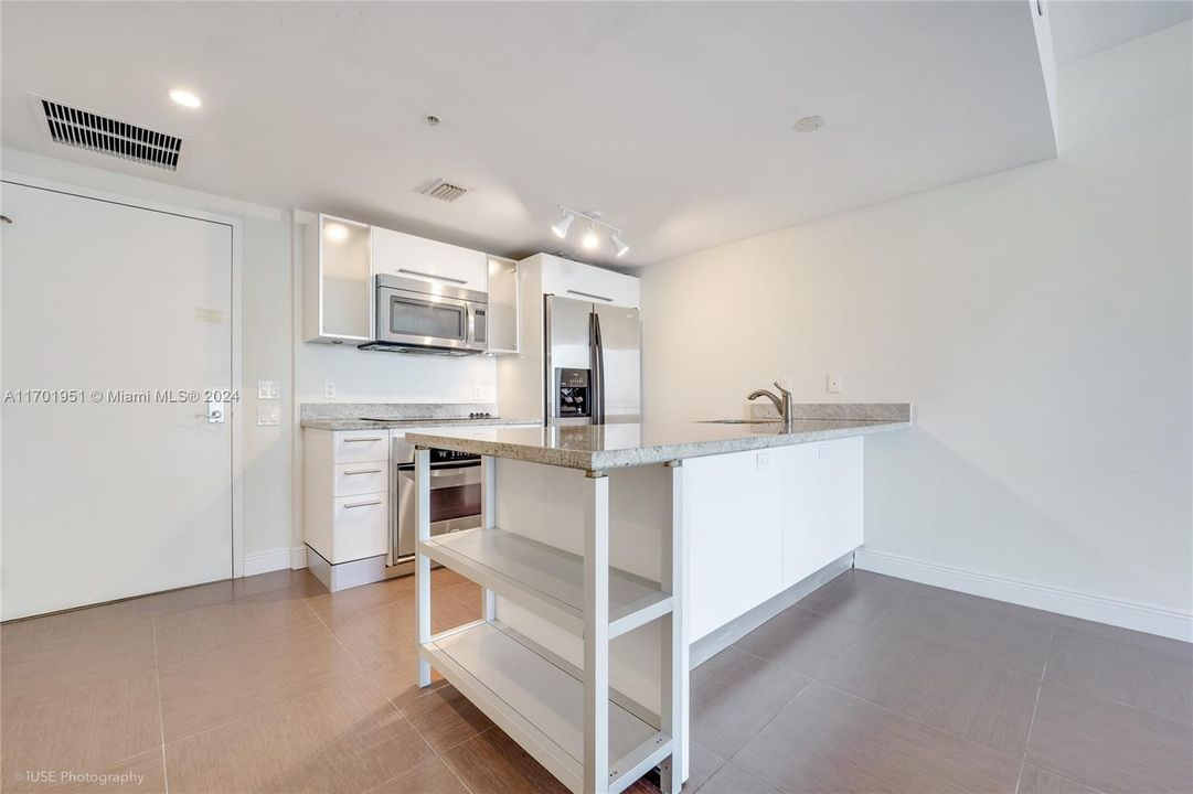 For Sale: $395,500 (1 beds, 1 baths, 789 Square Feet)